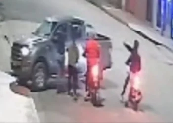 Los atracadores armados rodearon la camioneta/Captura de pantalla