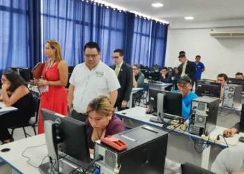 El fiscal general Roger Mariaca observa la toma de examen de los postulantes. (Foto: Fiscalía General)