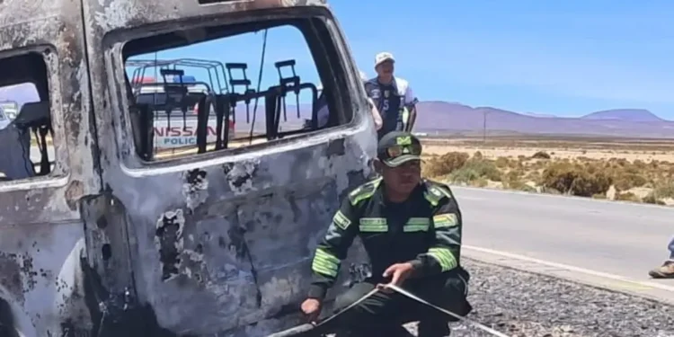 Uno de los minibuses se incendió/Fiscalía de Oruro