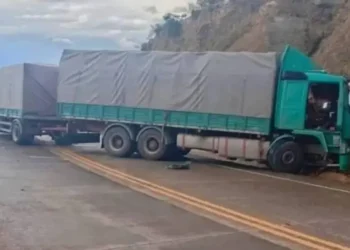 El camión luego se estrelló contra una peña/RRSS
