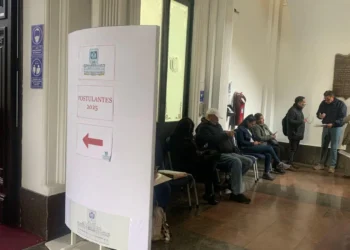 Postulantes presentan su documentación en el antiguo edificio de la Asamblea. (Foto: Senado)