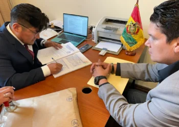 Un postulante al TSE registra su documentación en la Comisión Mixta de Constitución. (Fotos: Senado)