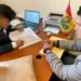 Un postulante al TSE registra su documentación en la Comisión Mixta de Constitución. (Fotos: Senado)