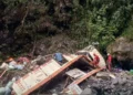 El camión cayó 150 metros hasta el río/FMBolivia
