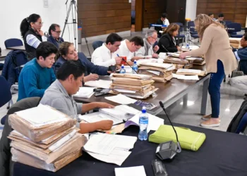 Comisión Mixta de Constitución revisa la documentación de los postulantes al TSE. (Foto: Senado)