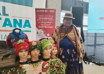 Una artesana muestra los productos que ofrecerá en la feria de la Terminal Metropolitana de El Alto. FOTO: GAMEA