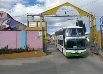 Un bus sale de la Terminal de La Paz/AMUN
