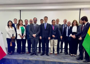 Delegación boliviana con representantes chilenos. Foto: Cancillería.