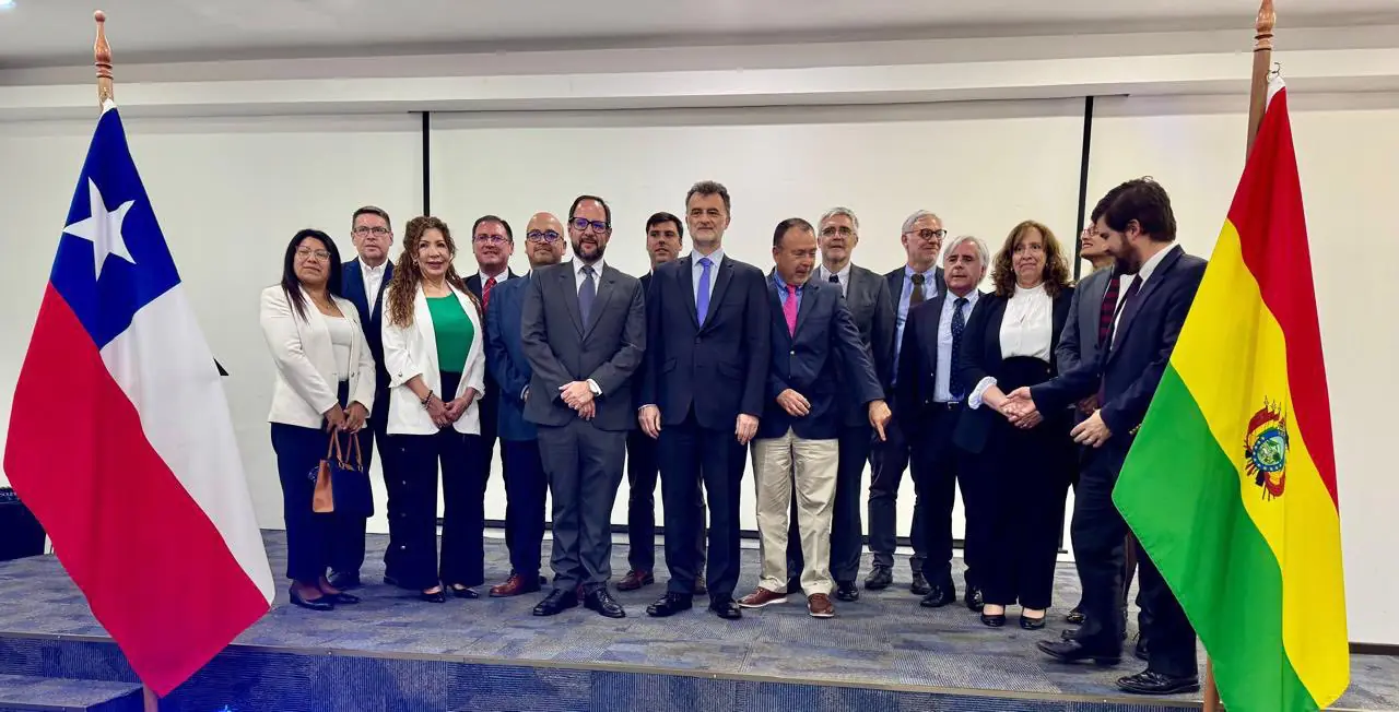 Delegación boliviana con representantes chilenos. Foto: Cancillería.