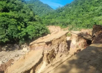 Al menos 300 metros de la plataforma vial desaparecieron/RRSS