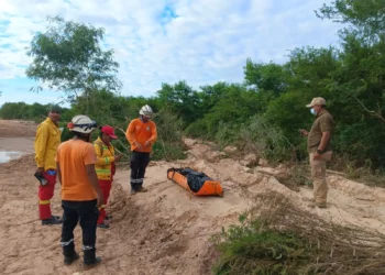 Rescate de una persona sin vida, arrastrada por la riada en El Torno. FOTO: GAMET