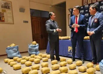 Autoridades chilenas muestran la droga decomisada/PDI