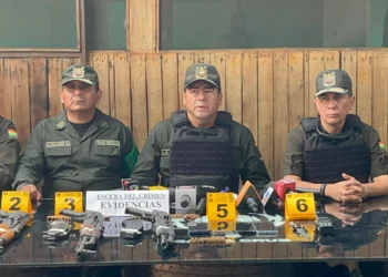 Policía brinda un informe sobre la detención de los brasileños. (Foto: Comando de Santa Cruz)