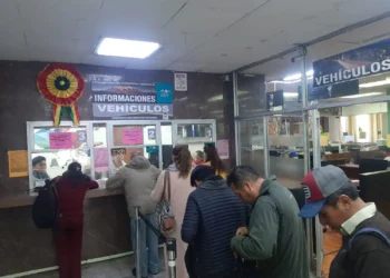 Contribuyentes pagan sus impuestos. FOTO: GAMLP