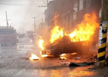 El vehículo quedó destruido por el fuego/RRSS