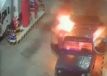 El vehículo explotó después de cargar gas/Captura de pantalla