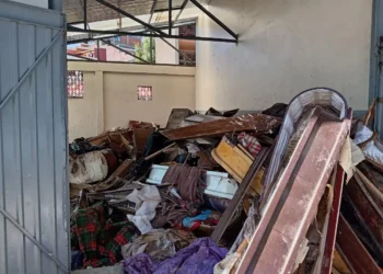 Féretros y otros residuos apilados en una parte del Cementerio General de La Paz. FOTO: Javier Escalier