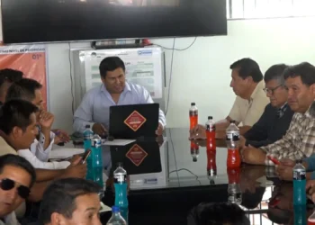 Reunión entre autoridades de la Alcaldía de Cochabamba y la dirigencia del transporte. FOTO: GAMC