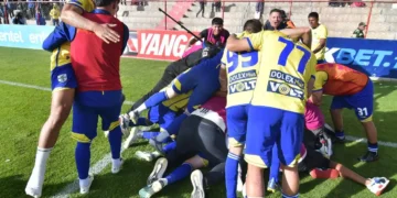 Jugadores de ABB, de El Alto, celebran su permanencia en la División Profesional (APG).