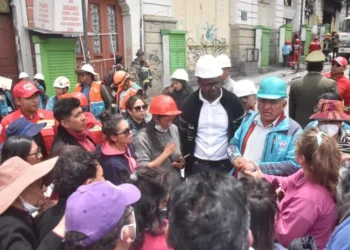 Una reunión entre los afectados y el alcalde Iván Arias. Foto: AMUN.