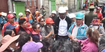 Una reunión entre los afectados y el alcalde Iván Arias. Foto: AMUN.