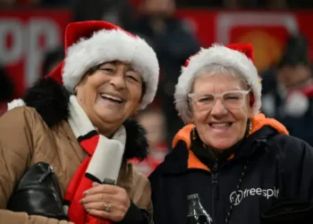 Aficionadas del Manchester United con gorros navideños antes del empate ante el Bournemouth en la Premier League. (FOTO: AFP)