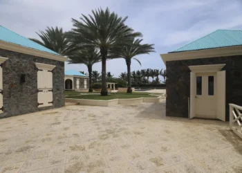 Una vista exterior de la casa de Jeffrey Epstein en su isla privada/AFP