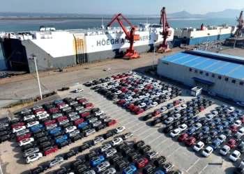 Autos para exportación en un puerto al este de China/AFP