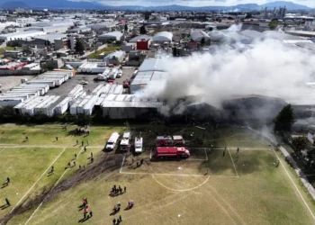 La aeronave impactó contra una bodega industrial/AFP