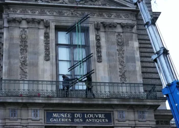 Colocan una reja en la ventana por donde entraron los ladrones al Lovre/AFP