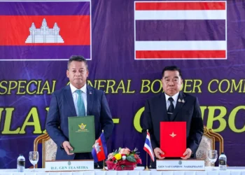El ministro de Defensa de Camboya, Tea Seiha, y el ministro de Defensa de Tailandia, Nattaphon Narkphanit/AFP