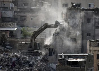 Maquinaria pesada israelí demuele las construcciones/AFP