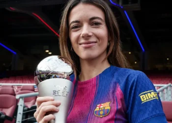 Aitana Bonmatí posa con el premio The Best FIFA 2025 con la camiseta del FC Barcelona Femenino. 
(FOTO: FC Barcelona Femení)