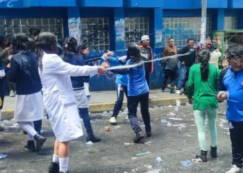 Varios estudiantes festejaron en la ciudad de La Paz el fin del año escolar. Foto: Ají de Video.