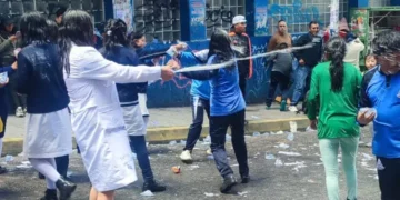 Varios estudiantes festejaron en la ciudad de La Paz el fin del año escolar. Foto: Ají de Video.