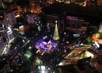 La noche del viernes, el gobierno municipal encendió las luces del árbol navideño. FOTO: GAMLP
