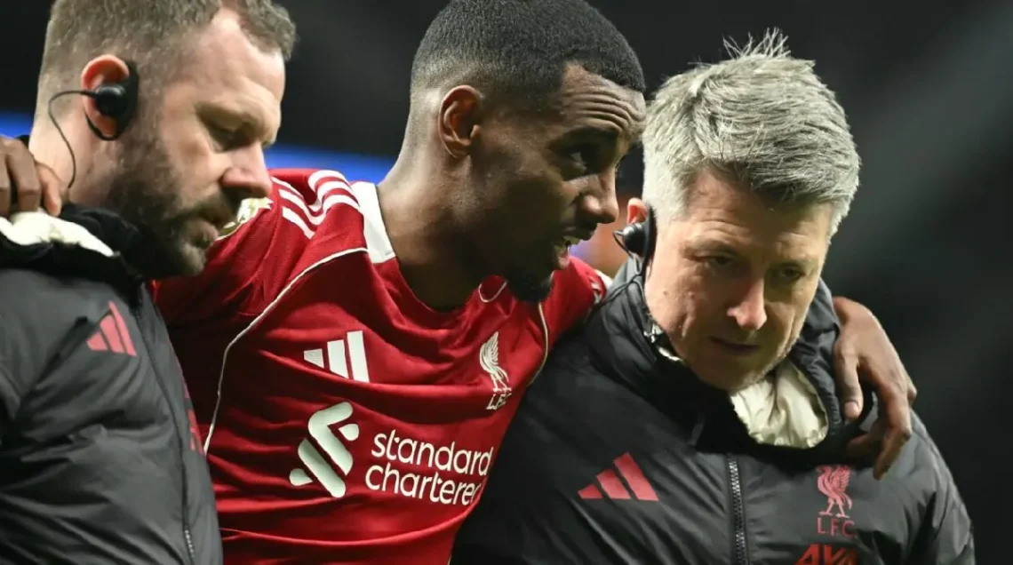 Alexander Isak es ayudado a salir del campo por miembros del cuerpo médico del Liverpool. (AFP)