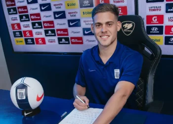 Federico Girotti firmando su contrato con Alianza Lima. (FOTO: Club Alianza Lima)