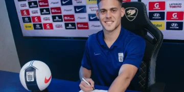 Federico Girotti firmando su contrato con Alianza Lima. (FOTO: Club Alianza Lima)