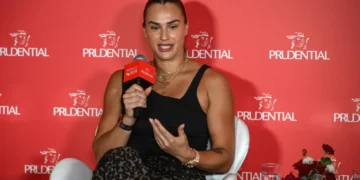 Aryna Sabalenka habla durante un acto promocional en Hong Kong. (FOTO: AFP)
