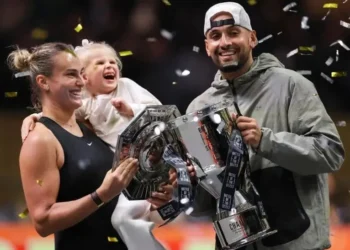Aryna Sabalenka y Nick Kyrgios celebran con los trofeos al final del partido de tenis de exhibición de la Batalla de los Sexos. (FOTO: AFP)