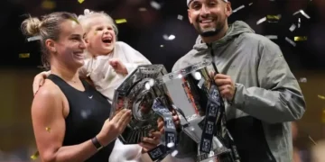 Aryna Sabalenka y Nick Kyrgios celebran con los trofeos al final del partido de tenis de exhibición de la Batalla de los Sexos. (FOTO: AFP)