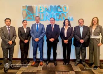 El ministro de Economía, Gabriel Espinoza, posa con el Directorio del Banco Unión SA. (Foto: Ministerio de Economía)