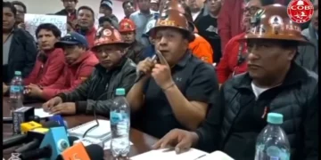 Dirigentes de la COB durante una conferencia para analizar medidas ante el aumento de combustibles.