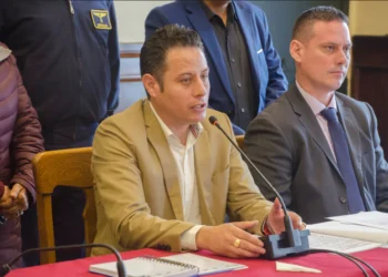 El vicepresidente Edmand Lara junto a los jefes de banda de las fuerzas políticas de la Asamblea.