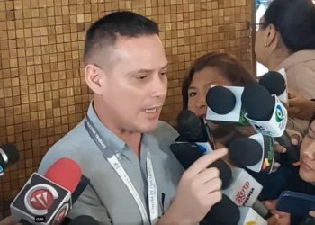 El diputado Rafael López es entrevistado por la prensa. (Foto: Captura: Información.com)