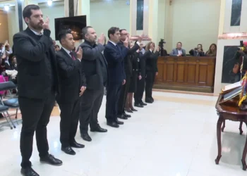 Los nuevos vocales del TSE son posesionados.