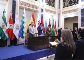 El vicepresidente posesiona a los nuevos vocales del TSE. (Foto: Vicepresidencia)