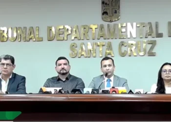 El presidente del TSJ, Romer Saucedo, brinda una conferencia de prensa.