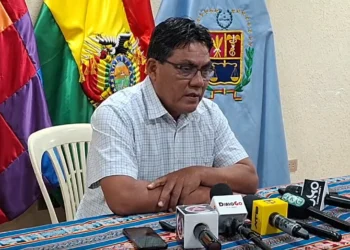 El exdiputado Héctor Arce brinda una conferencia de prensa.ñ
